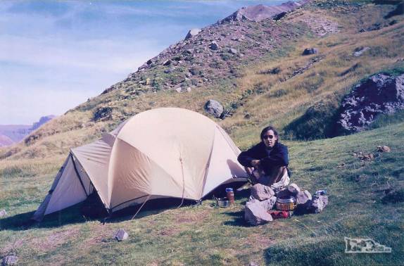 Acampado em Confluencia, a caminho de Plaza de Mulas e do Aconcágua, na região de Mendoza, oeste da Argentina (temporada de 1998/99)